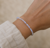 Bracelet en pierre de lune grise en perles naturelles.