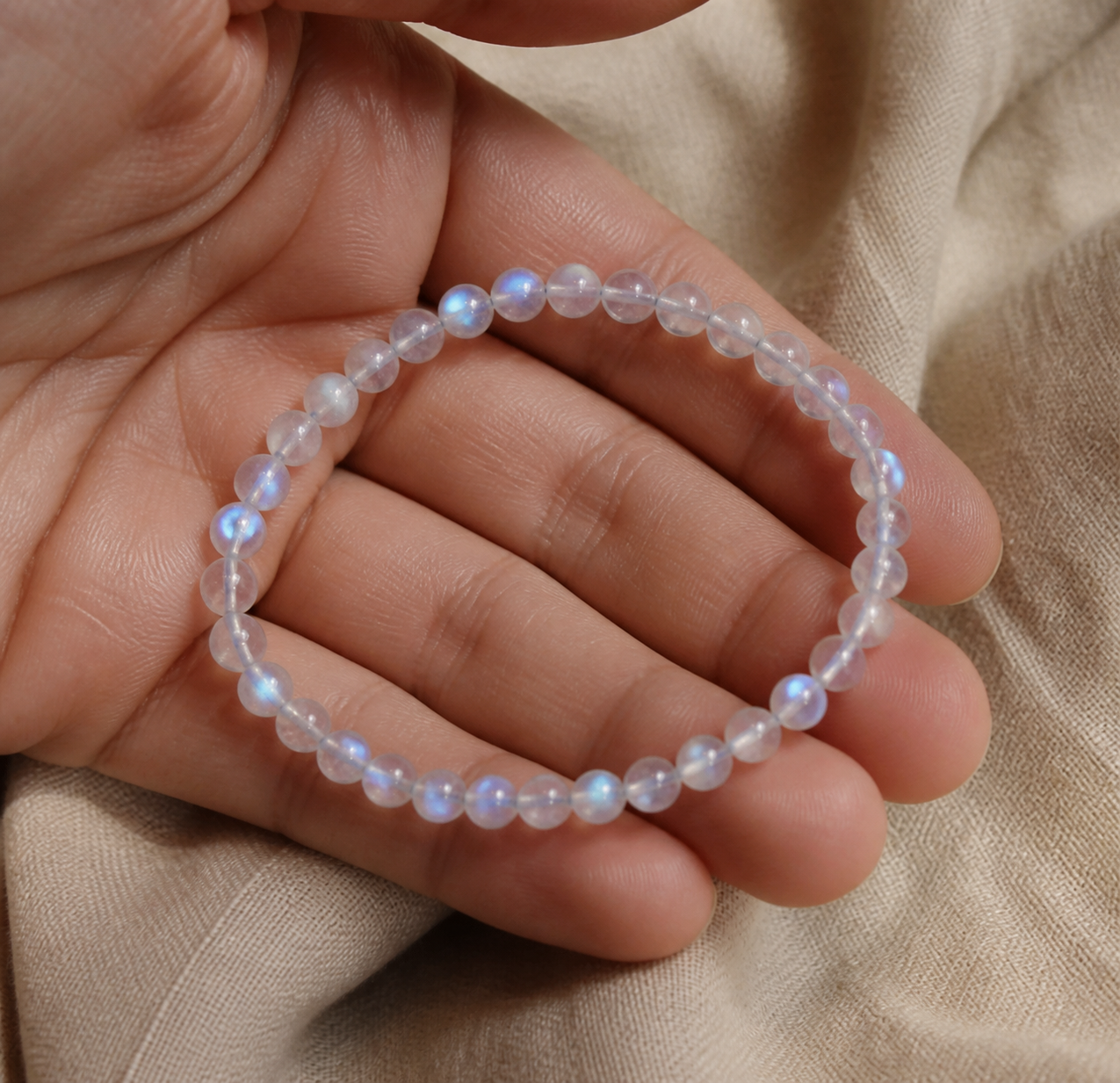 Bracelet en pierre de lune grise en perles naturelles.