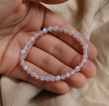 Bracelet en pierre de lune grise en perles naturelles.
