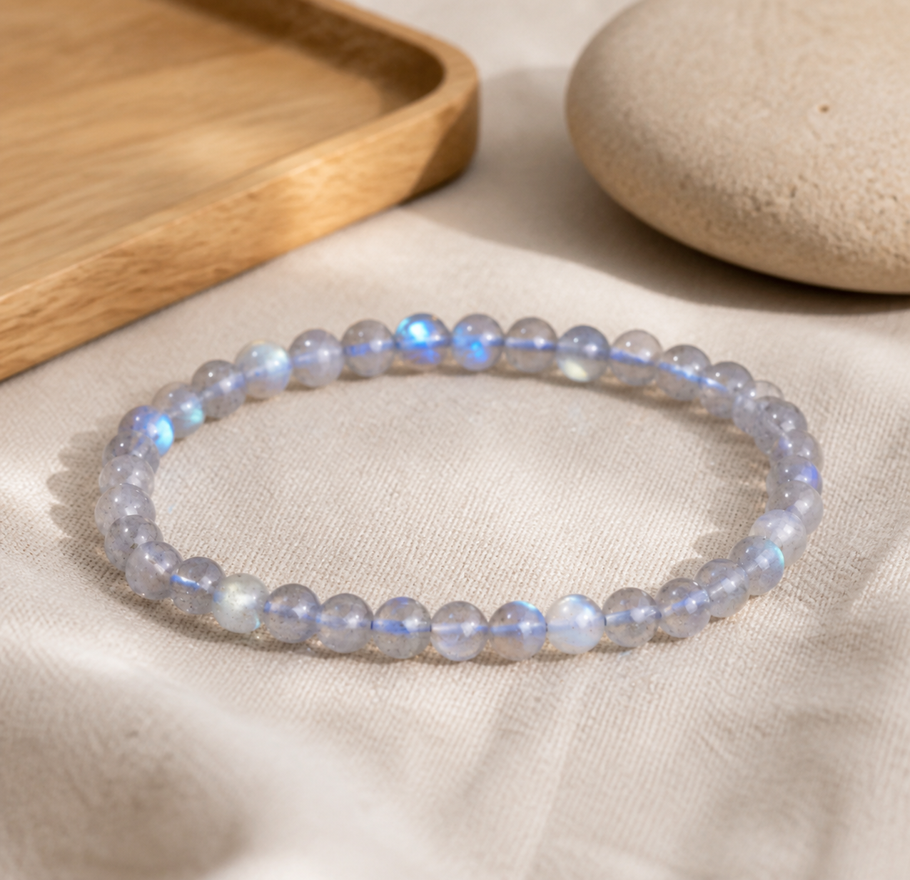 Bracelet en pierre de lune grise en perles naturelles.