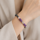 Bracelet en pierres naturelles violettes, roses et grises porté au poignet