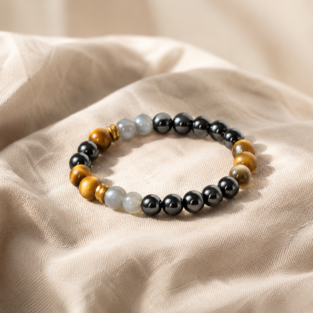 Bracelet en pierres naturelles posé sur un tissu en lin beige clair