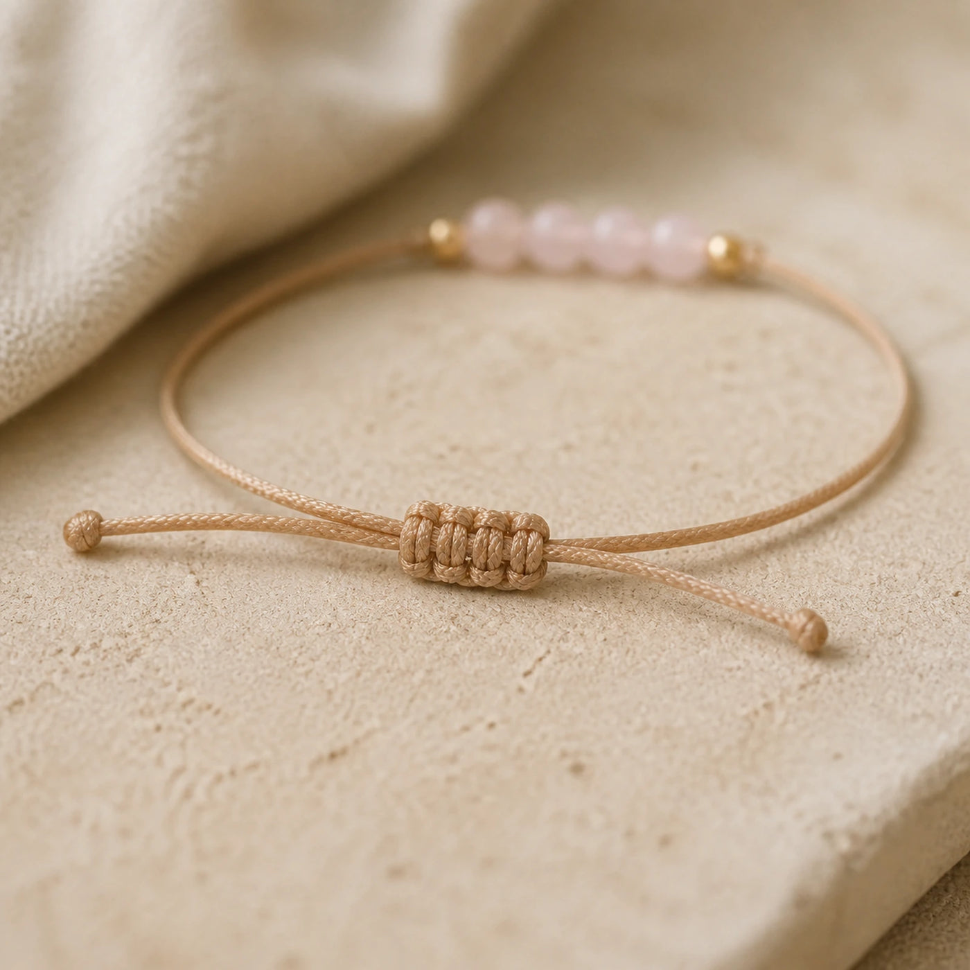 Détail du système de réglage d’un bracelet quartz rose ajustable.