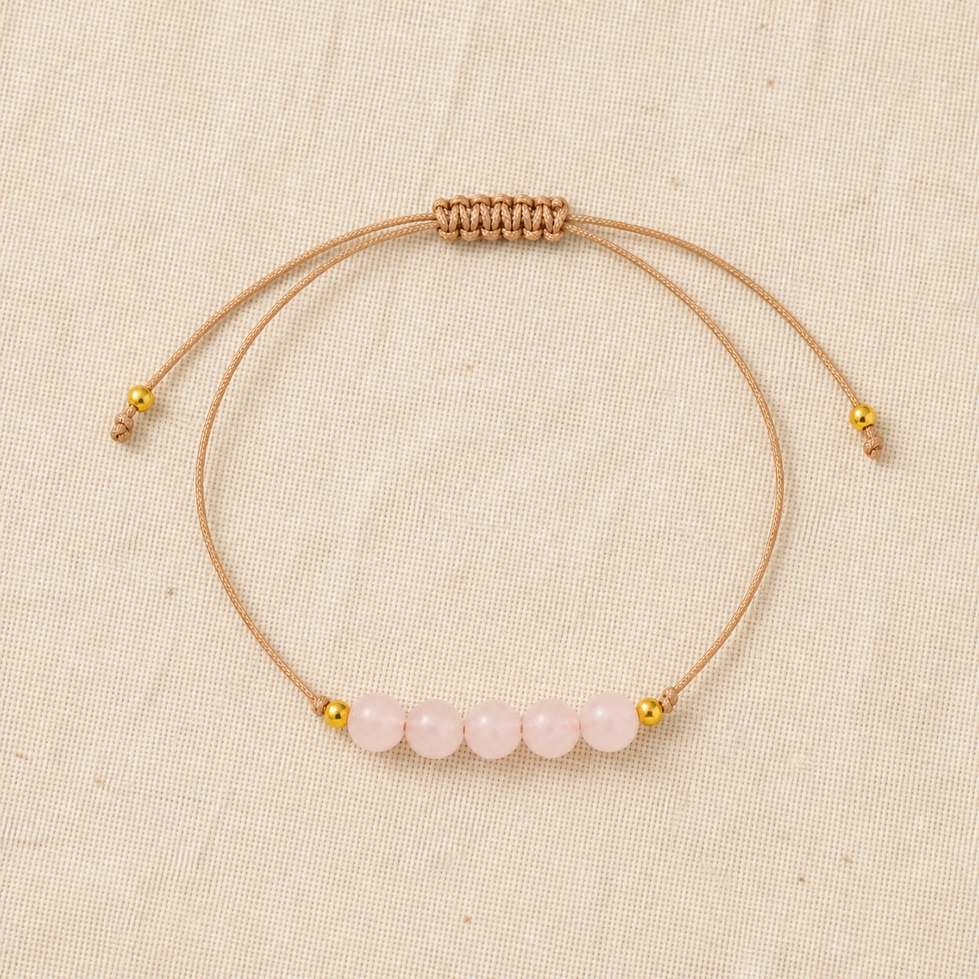 Vue complète d’un bracelet en quartz rose à cordon ajustable.