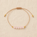 Vue complète d’un bracelet en quartz rose à cordon ajustable.