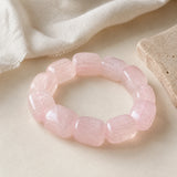 Bracelet en quartz rose naturel composé de larges perles géométriques polies.