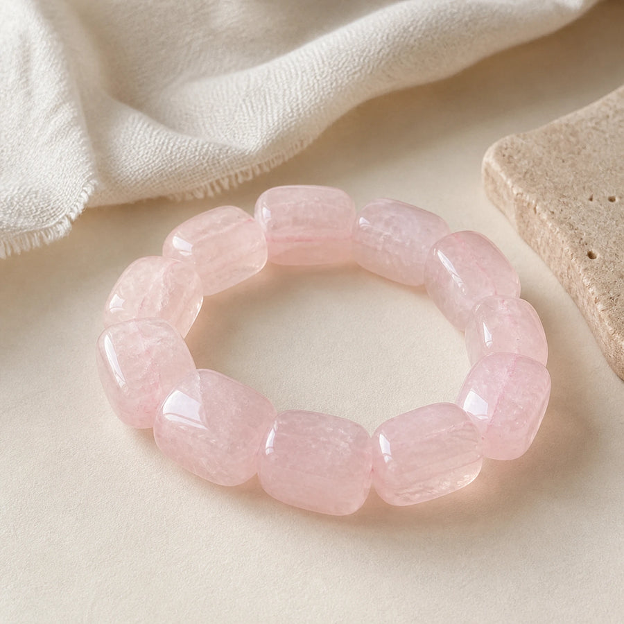 Bracelet en quartz rose naturel composé de larges perles géométriques polies.