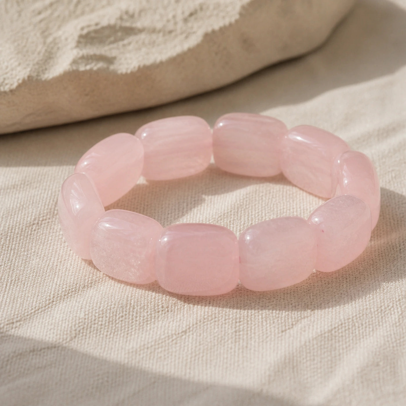 Vue de profil des perles géométriques d’un bracelet en quartz rose.