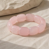 Vue de profil des perles géométriques d’un bracelet en quartz rose.