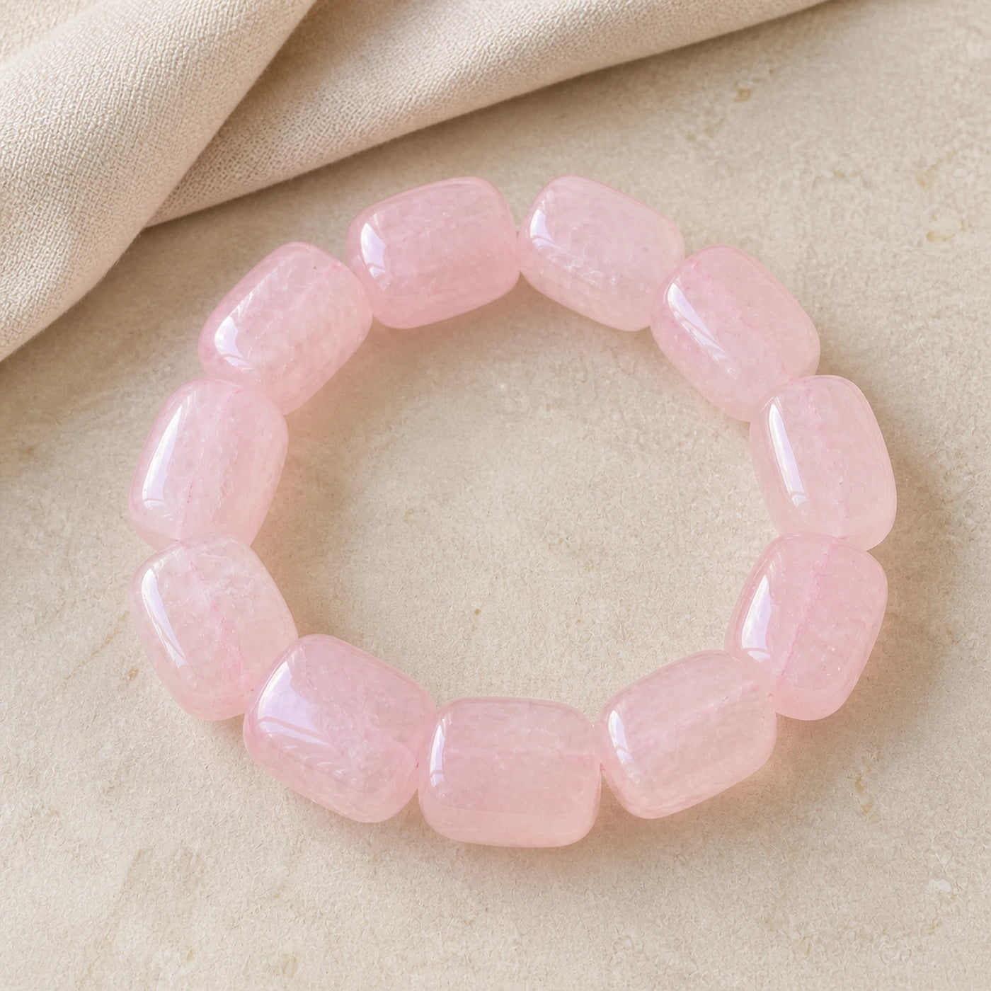 Vue complète d’un bracelet en quartz rose à perles géométriques.