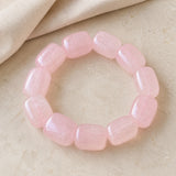 Vue complète d’un bracelet en quartz rose à perles géométriques.