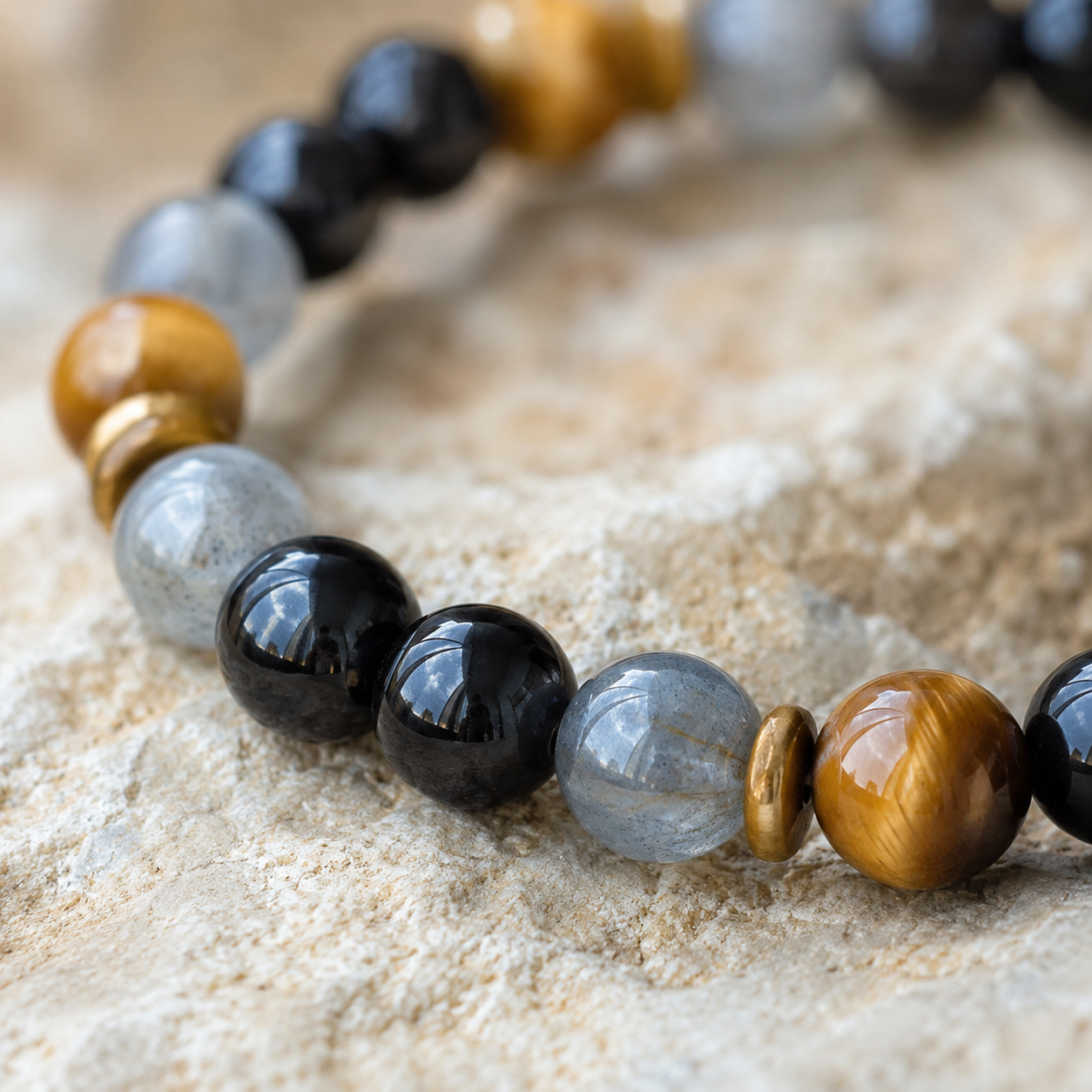 Gros plan sur les perles de tourmaline noire, labradorite et œil de tigre