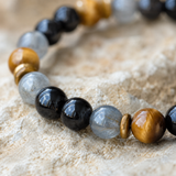 Gros plan sur les perles de tourmaline noire, labradorite et œil de tigre