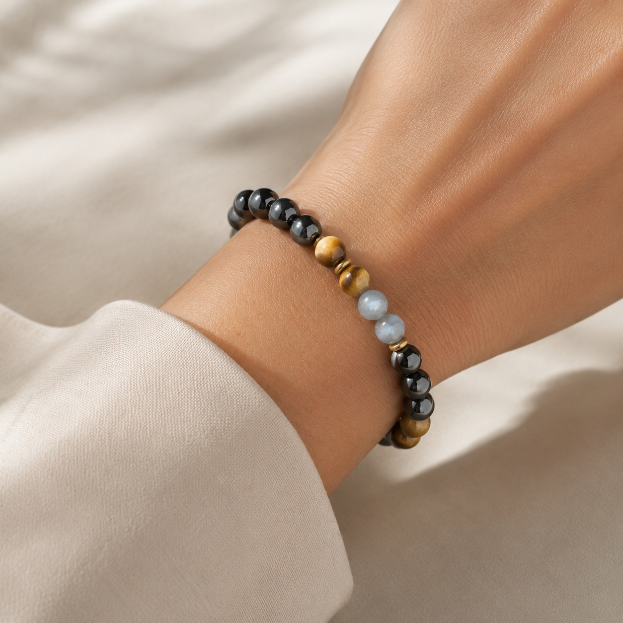 Bracelet en tourmaline noire, labradorite et œil de tigre porté au poignet