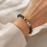 Bracelet en tourmaline noire, labradorite et œil de tigre porté au poignet