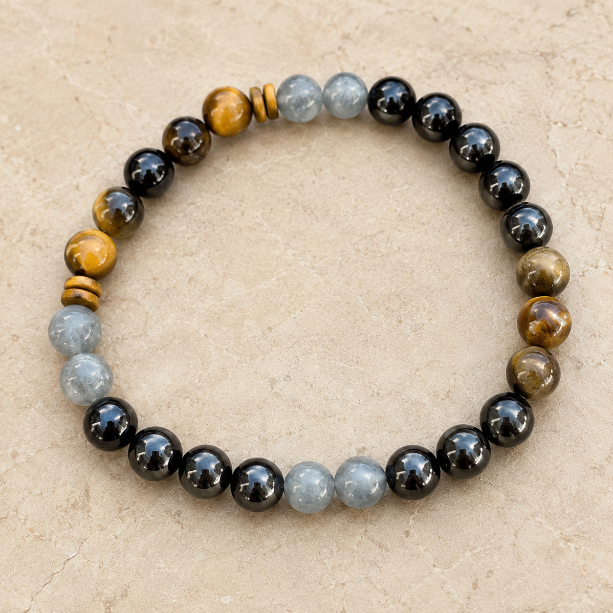 Vue du dessus du bracelet en tourmaline noire, labradorite et œil de tigre