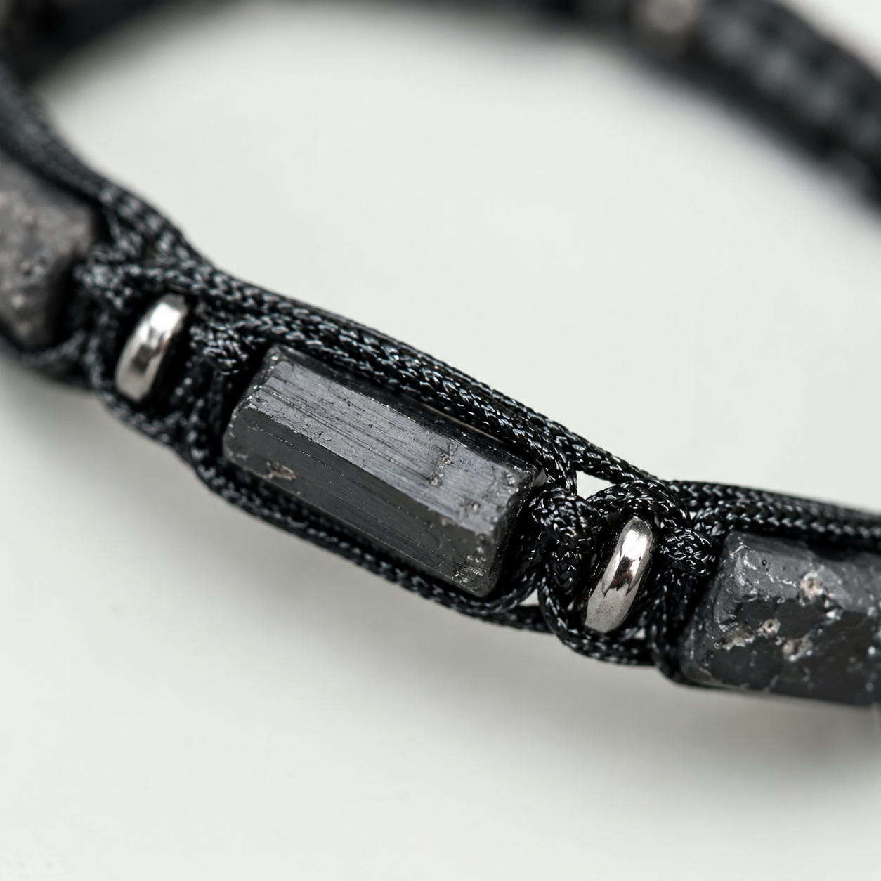 Détail des fragments naturels de tourmaline noire brute du bracelet