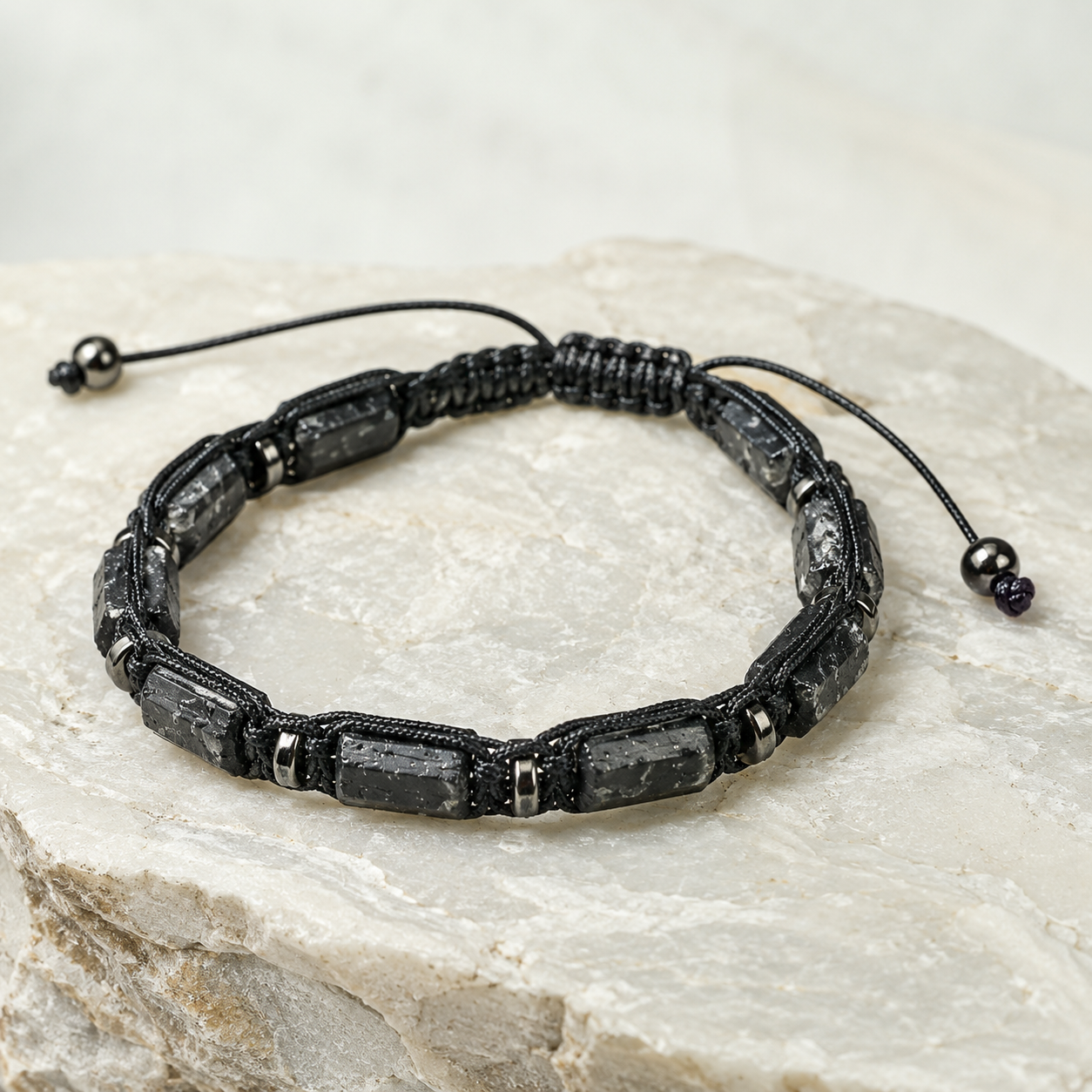Détail du nœud coulissant et du cordon réglable du bracelet en tourmaline noire