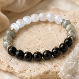Gros plan sur le bracelet Tourmaline Noire, Labradorite et Pierre de Lune