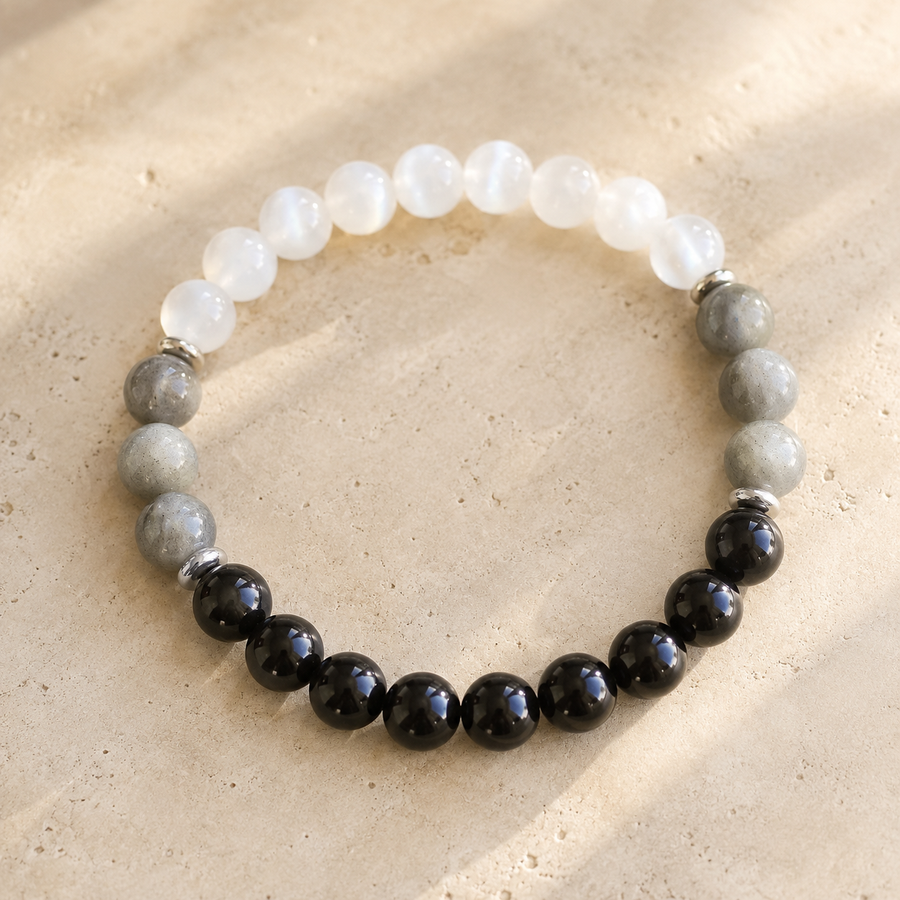 Bracelet Tourmaline Noire, Labradorite et Pierre de Lune posé sur une pierre beige