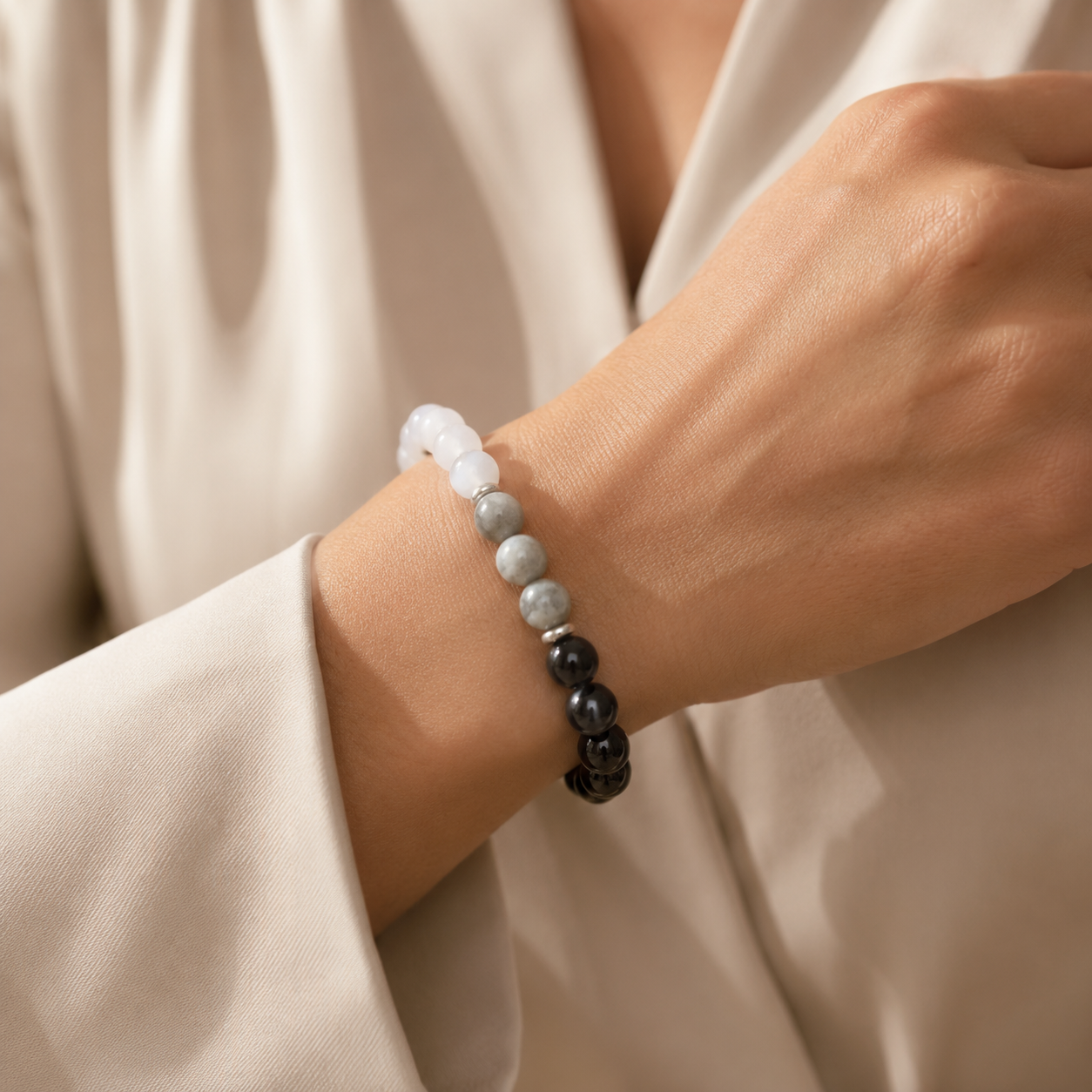 Bracelet Tourmaline Noire, Labradorite et Pierre de Lune porté au poignet