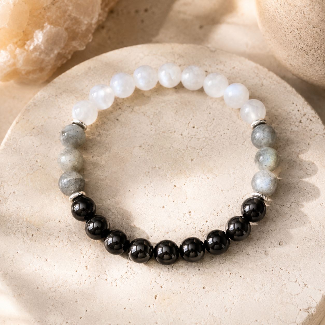 Bracelet Tourmaline Noire, Labradorite et Pierre de Lune sur surface minérale naturelle