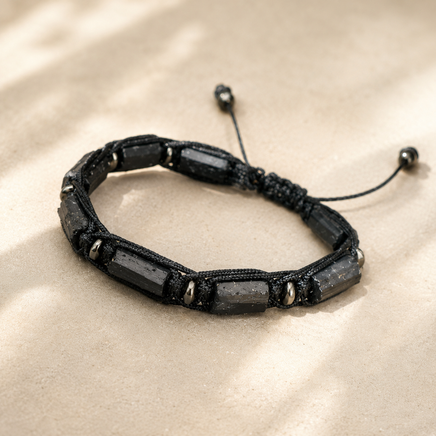 Bracelet en tourmaline noire brute sur cordon tressé, vue principale sur fond minéral beige
