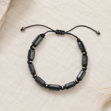 Vue complète du bracelet en tourmaline noire brute et de son cordon tressé réglable