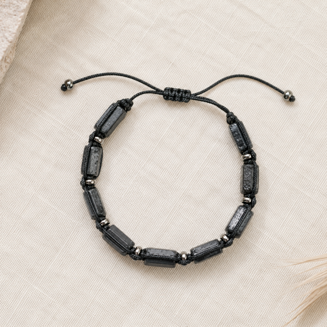Vue complète du bracelet en tourmaline noire brute et de son cordon tressé réglable