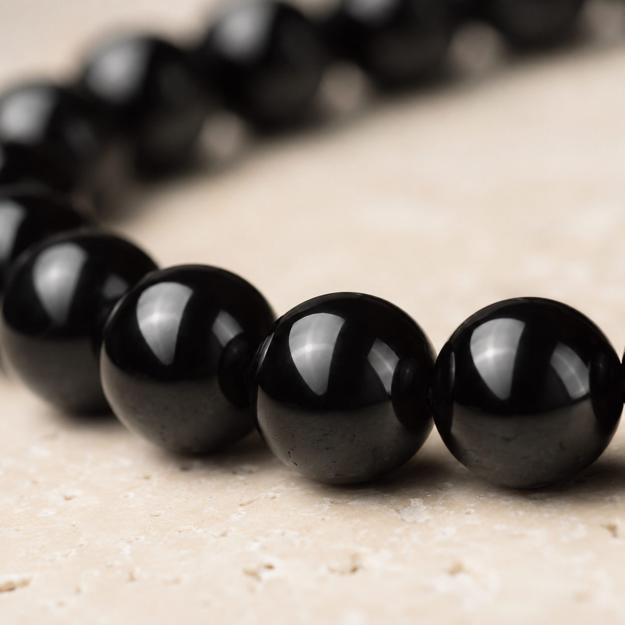 Gros plan sur les perles naturelles du Bracelet Tourmaline Noire