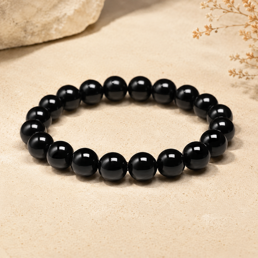 Bracelet Tourmaline Noire en Perles Naturelles posé en cercle sur fond beige naturel