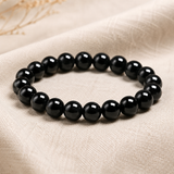 Bracelet Tourmaline Noire en Perles Naturelles posé sur tissu en lin naturel
