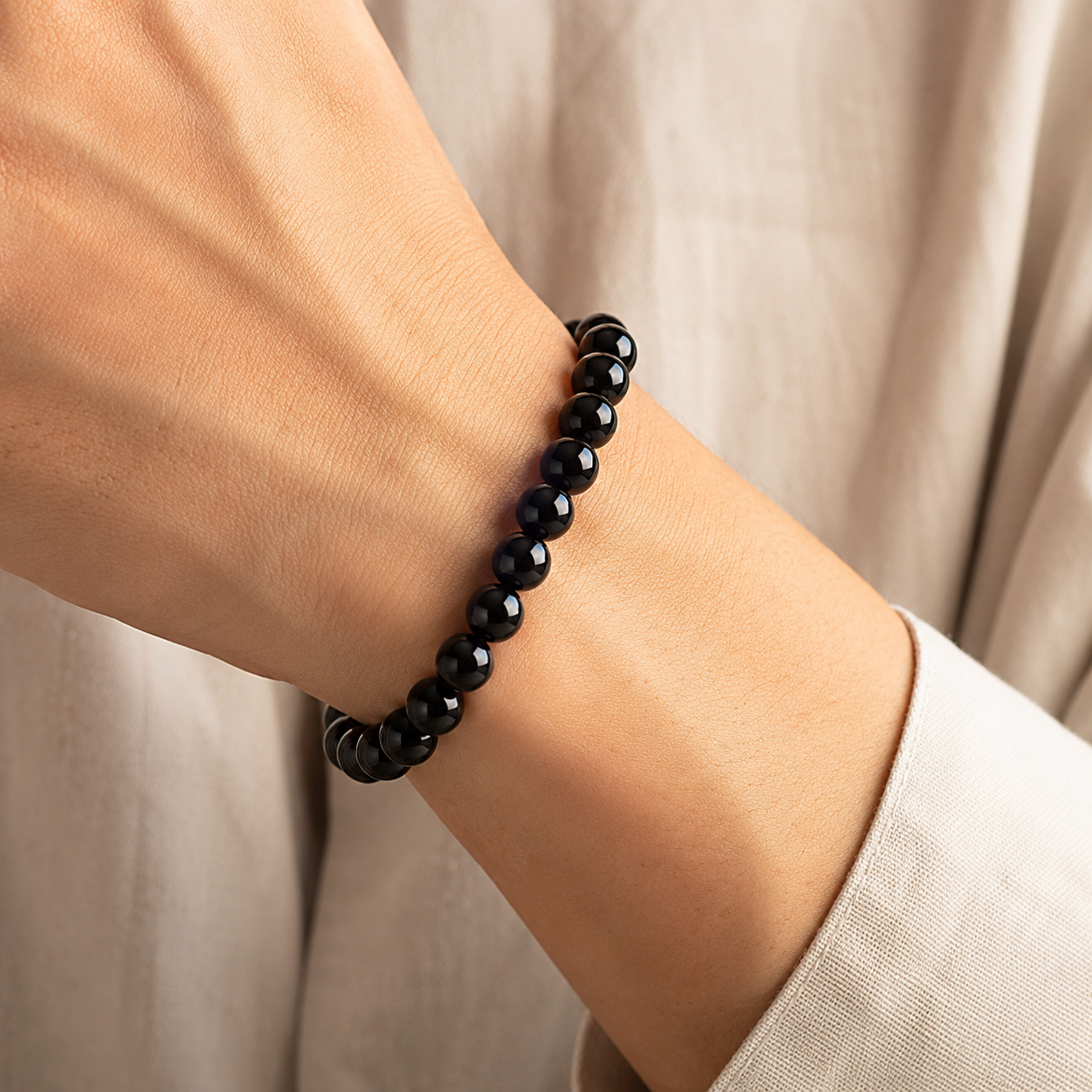 Bracelet Tourmaline Noire en Perles Naturelles porté au poignet