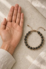 Vue d’échelle du bracelet tressé en labradorite noire