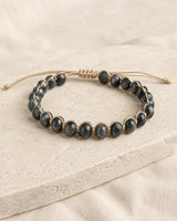 Bracelet en labradorite noire sur fond beige