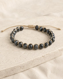 Bracelet en labradorite noire sur fond beige