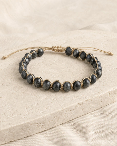 Bracelet en labradorite noire sur fond beige