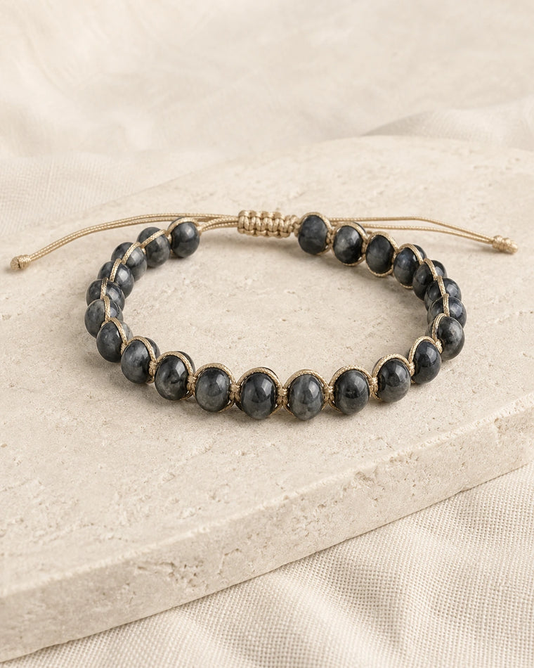 Bracelet en labradorite noire sur fond beige