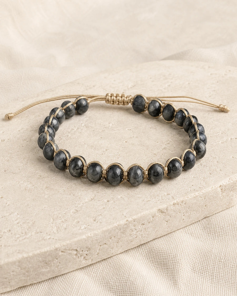 Bracelet en labradorite noire sur fond beige