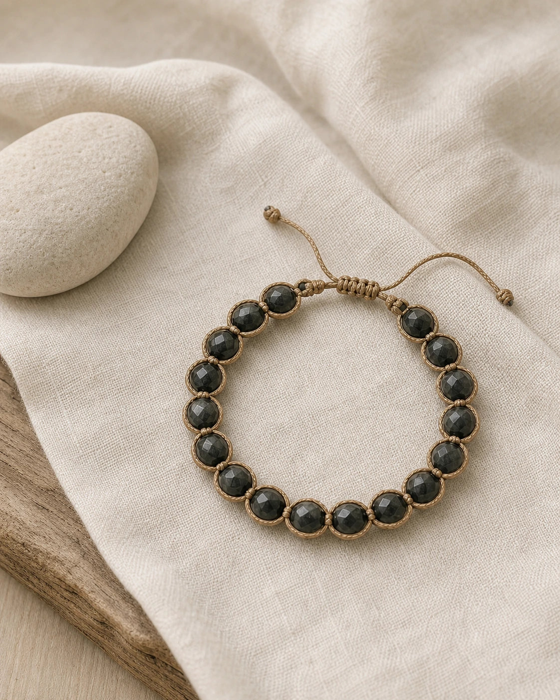 Bracelet tressé en labradorite noire sur lin naturel et pierre claire