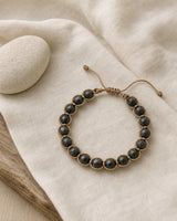 Bracelet tressé en labradorite noire sur lin naturel et pierre claire