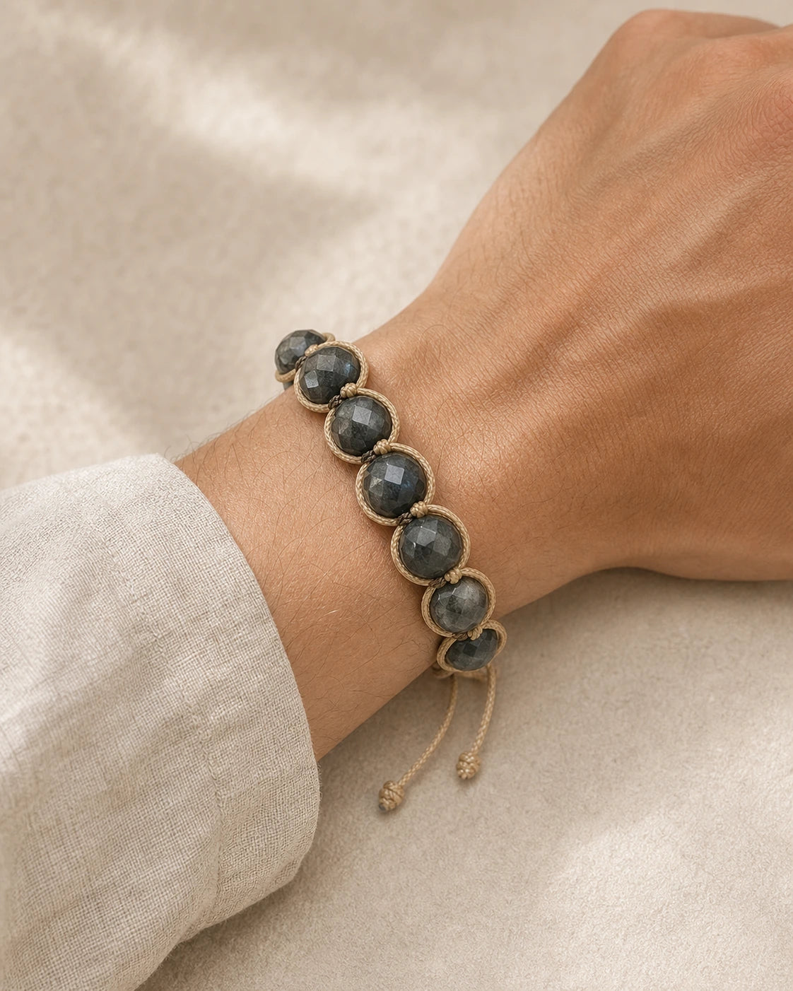 Bracelet en labradorite noire porté au poignet