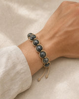 Bracelet en labradorite noire porté au poignet