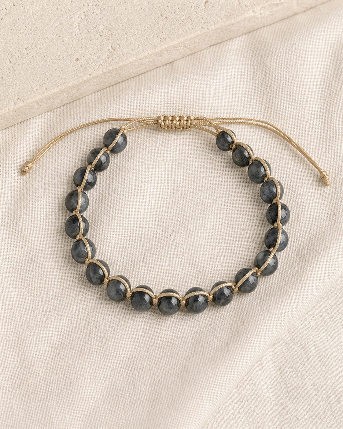 Vue complète du bracelet tressé en perles de labradorite sombre