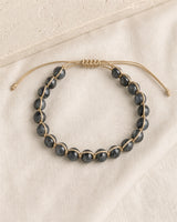 Vue complète du bracelet tressé en perles de labradorite sombre