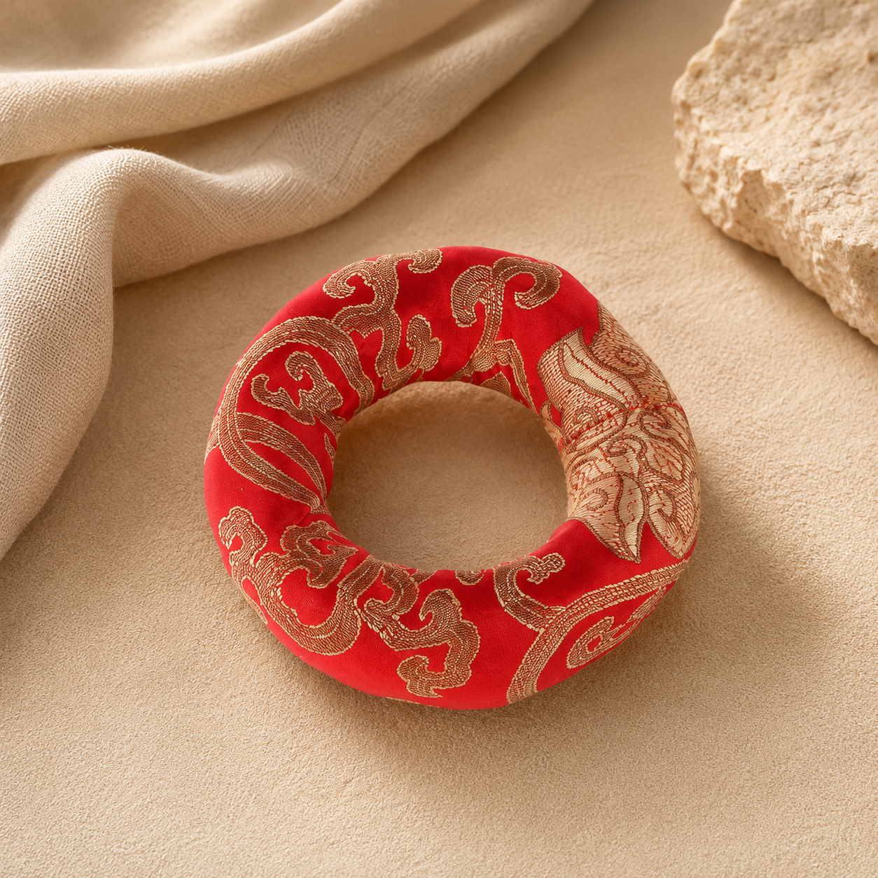 Coussin rouge et or pour bol tibétain