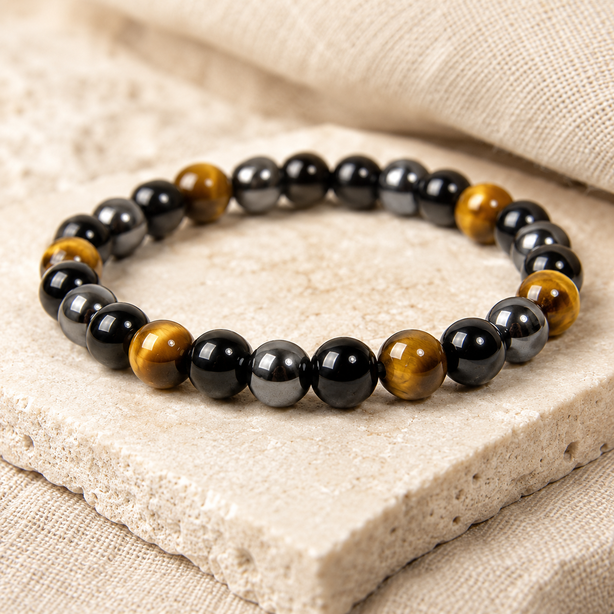 Détail des perles en œil de tigre, obsidienne noire et hématite