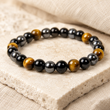 Détail des perles en œil de tigre, obsidienne noire et hématite