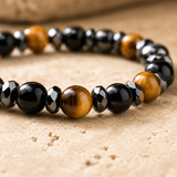 ros plan sur les perles œil de tigre et onyx noir d’un bracelet
