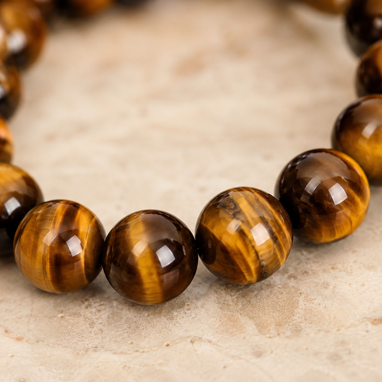 Gros plan sur les perles œil de tigre d’un bracelet en pierre naturelle